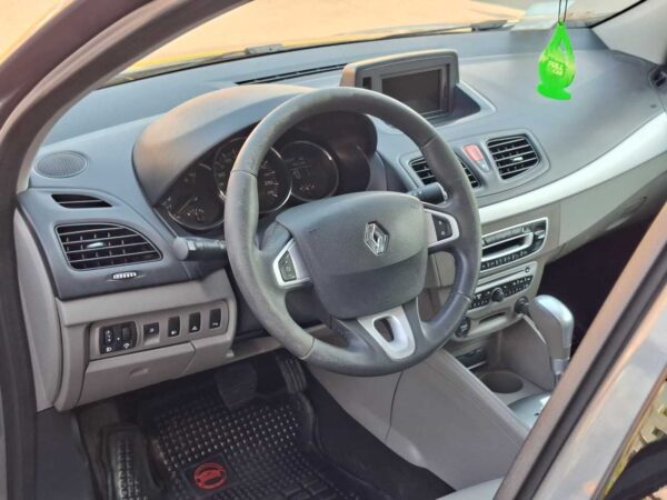 Renault Fluence Privilege CVT 2011