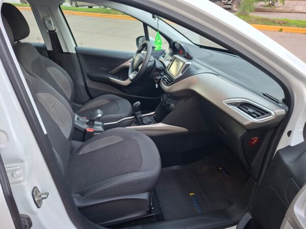 1cc362ad-68d3-4f66-b8a2-6e71389aec71 Peugeot 2008 Allure Año 2017