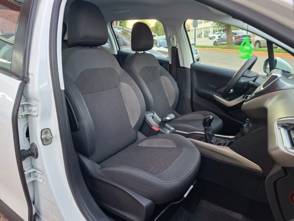 f2711c01-bb08-47a1-ac15-73f5aa9bb6b1 Peugeot 2008 Allure Año 2017