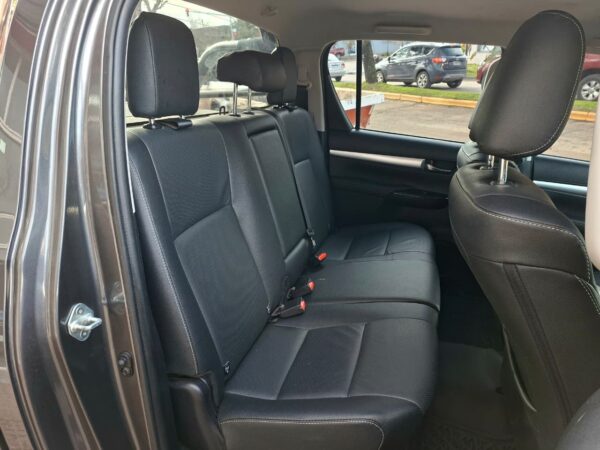 0e8cec52-a51b-48b7-a13b-632fd1e40a66 Toyota Hilux SRX MT 2.8 4X4 2021