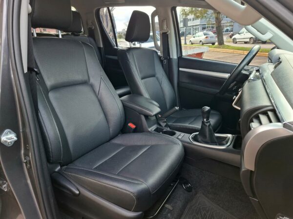 3fac1b8b-a90f-4663-ac21-9a532935fea9 Toyota Hilux SRX MT 2.8 4X4 2021