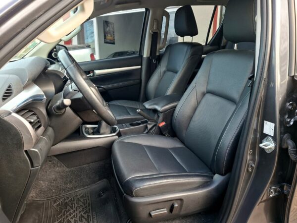 70469b7f-19b4-4405-94dc-be6f3c4fa3c9 Toyota Hilux SRX MT 2.8 4X4 2021