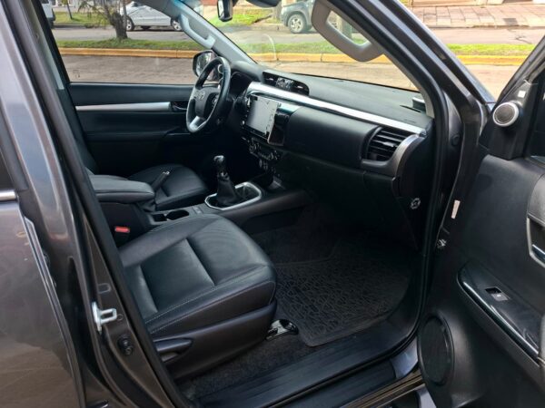 cf816bb8-ab57-40e4-af06-92c86e9ae5fe Toyota Hilux SRX MT 2.8 4X4 2021