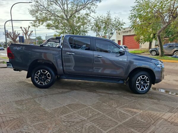 dc2459f9-98f5-4c74-a022-e844b0011cff Toyota Hilux SRX MT 2.8 4X4 2021